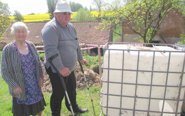 Pani Józefa i jej niepełnosprawny syn zwrócili się o pomoc do gminy w przystosowaniu łazienki i budowie szamba