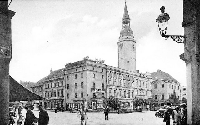 Strzeliński Rynek z ratuszem - siedziba burmistrza miasta do 1945 roku. Zdjęcie z lat 30 XX wieku ze zbiorów Mieczysława Kępy