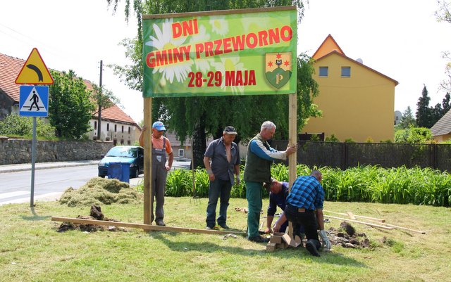 W piątek, 20, maja pracownicy montowali szyld informujący, że 28 i 29 maja odbędą się Dni Gminy Przewormo, które jak dotąd organizowano od 1 do 3 maja 