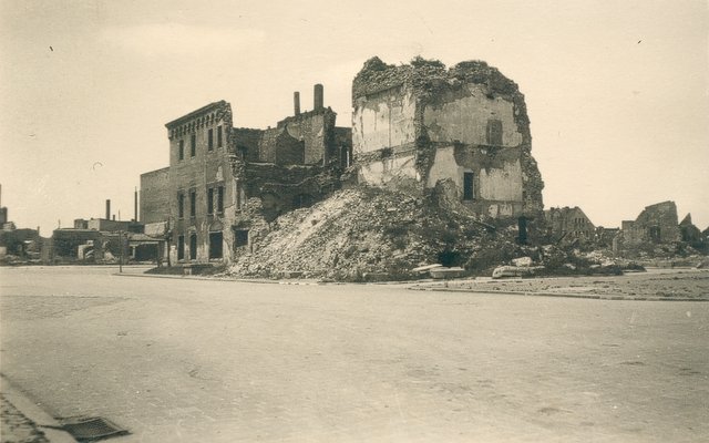  Strzelin. Ratusz po zniszczeniu wojennym. Zdjęcie ze zbioru Zbigniewa Kazimierowicza