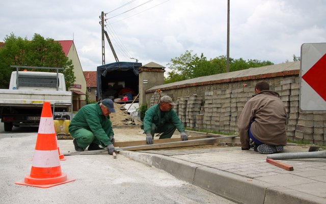 W Jegłowej pracownicy PZD obniżali chodniki w miejscach przejść dla pieszych