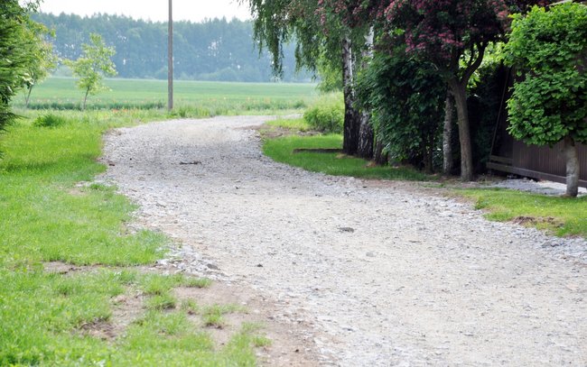 Utwardzona droga czeka już na nowych spacerowiczów. Mieszkańcy mają nadzieje,że problem błota został zażegnany przynajmniej na jakiś czas