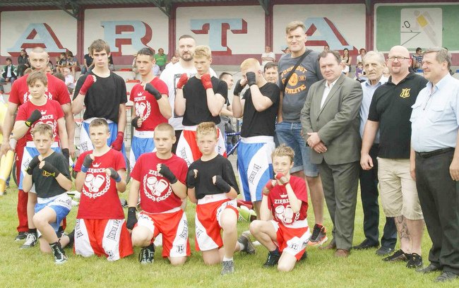 Jaskinia Lwa z trenerem Piotrem Wilczewskim, (pierwszy z lewej). Pierwszy z prawej Wojciech Szydełko prezes fundacji i Mariusz Wach, piąty od prawej Jaskinia Lwa z trenerem Piotrem Wilczewskim, (pierwszy z lewej). Pierwszy z prawej Wojciech Szydełko prezes fundacji i Mariusz Wach, piąty od prawej