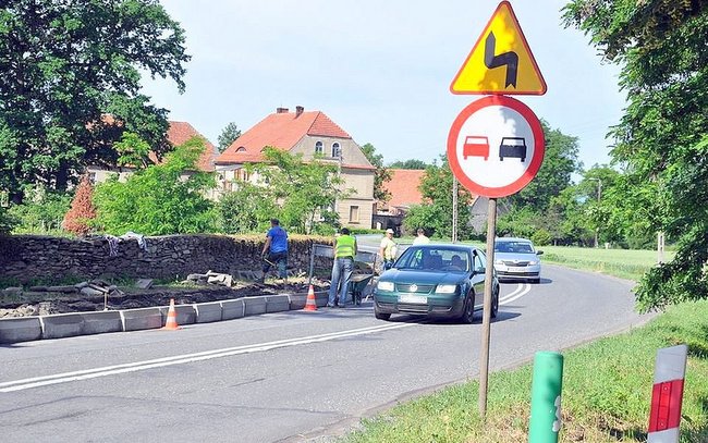 Przebudowa chodnika w Głębokiej ma zakończyć się jeszcze w tym miesiącu