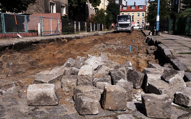 Trwają roboty rozbiórkowe nawierzchni, które umożliwią wymianę wodociągu przez strzeliński Zakład Wodociągów i Kanalizacji.