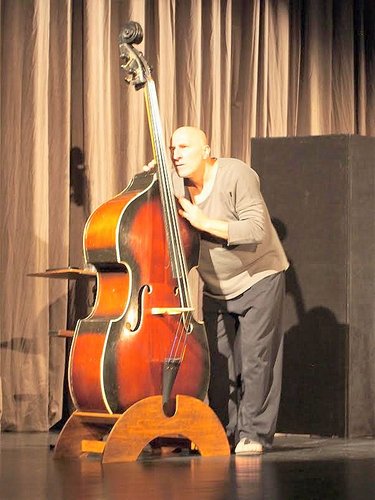 Krzysztof Rogacewicz, aktor teatru Maska, zaprezentował monodram „Kontrabasista” Krzysztof Rogacewicz, aktor teatru Maska, zaprezentował monodram „Kontrabasista”