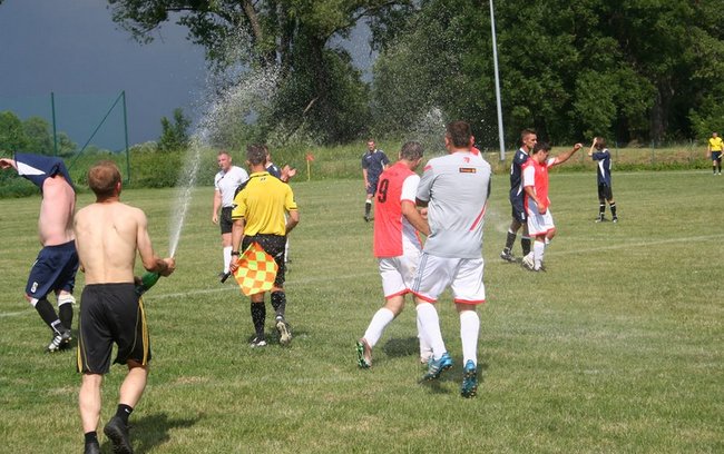 Tak piłkarze z Wiązowa świętowali mistrzostwo (foto: Świteź)