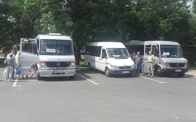 Obok dworca autobusowego w Strzelinie wydzielono pasy dla parkujących busów. Taki zabieg znacznie poprawi bezpieczeństwo podróżujących