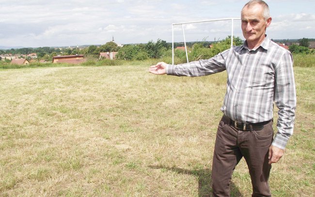 „Tu na razie jest ściernisko, ale będzie...boisko” – parafrazując słowa znanej piosenki Jerzy Wójcikiewicz ma nadzieję, że jego wniosek do Strzelińskiego Budżetu Obywatelskiego zyska poparcie mieszkańców