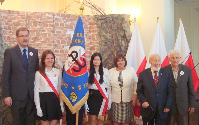 Dyrektor Gimnazjum nr 1 w Strzelinie Grażyna Ziółkowska (trzecia z prawej) podczas uroczystości wręczenia medalu ,,Pro Patria” w Urzędzie Wojewódzkim we Wrocławiu