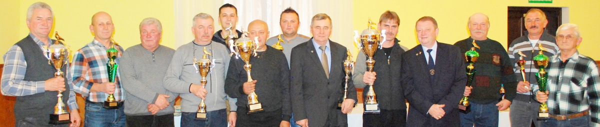 Prezes okręgu Wrocław PZHGP Edward Ziobrowski oraz najlepsi hodowcy gołębi pocztowych strzelińskiego oddziału