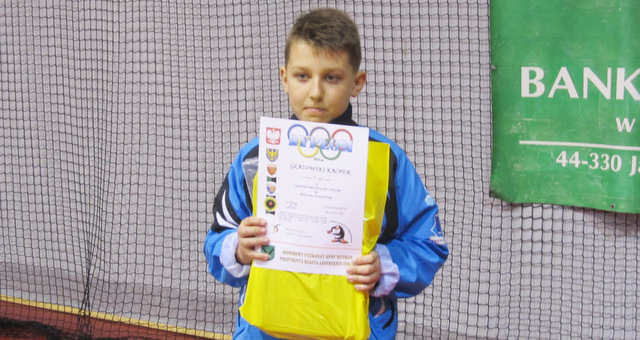 Kacper Głazowski z dyplomem i nagrodami