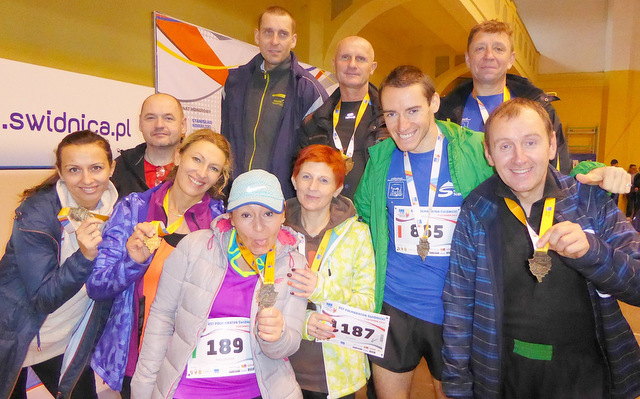 Część strzelińskich biegaczy - uczestników świdnickiego półmaratonu 