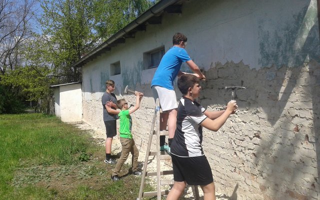  W pracach remontowych pomagają również młodzi piłkarze