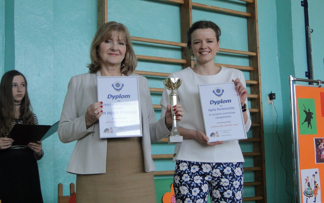 Dyrektor Małgorzata Ratajczak (z lewej) i organizatorka konkursu Agata Horżaniecka-Gierczak