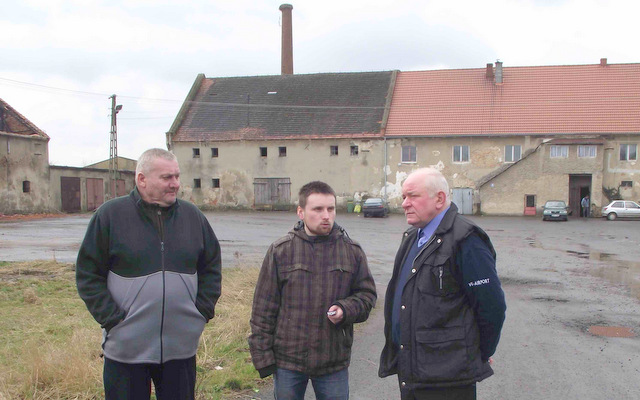 Mieszkańcy Pławnej uważają, że bociany nie siadają na gnieździe na wysokim kominie (w tle), ponieważ zamontowano tam nadajnik. Na zdjęciu, oprócz naszego dziennikarza (z prawej) sołtys Władysław Piotrowski i (z lewej) mieszkaniec Henryk Góral