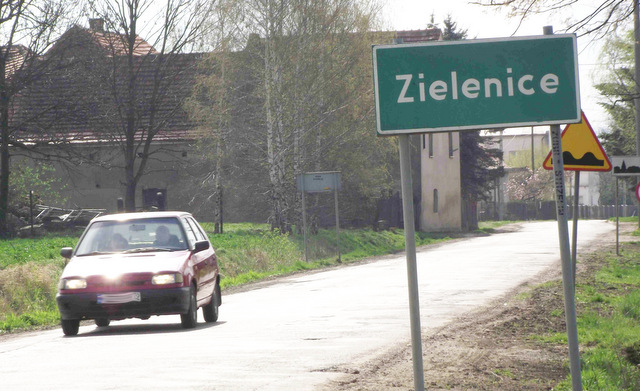 Trójka kompletnie pijanych mężczyzn szarżowała renault laguną po drodze w Zielenicach. Swój rajd zakończyli uderzeniem w ogrodzenie jednej z posesji Trójka kompletnie pijanych mężczyzn szarżowała renault laguną po drodze w Zielenicach. Swój rajd zakończyli uderzeniem w ogrodzenie jednej z posesji
