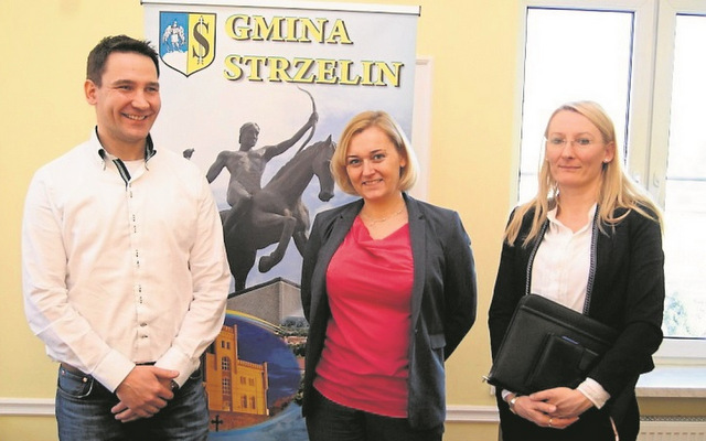 Burmistrz Dorota Pawnuk (w środku) z przedstawicielami inwestora