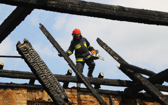 Strażacy jeszcze po południu usuwali przy pomocy pił mechanicznych nadpalone krokwie