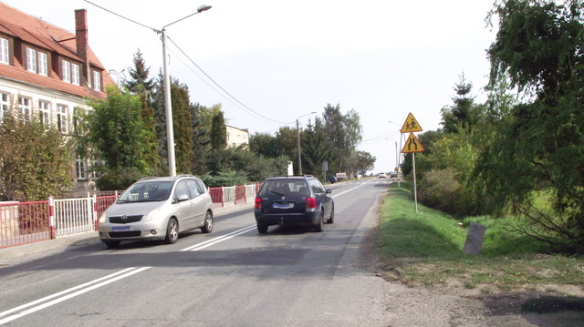 Gmina Wiązów sprzedała niedawno 20-arową działkę naprzeciwko szkoły w Wiązowie. Coraz głośniej mówi się o tym, że w tym miejscu ma powstać sklep