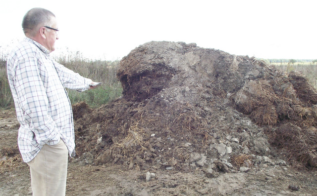 Jacek Osych z Łojowic pokazuje działkę gminną, na której zalega kurzy obornik