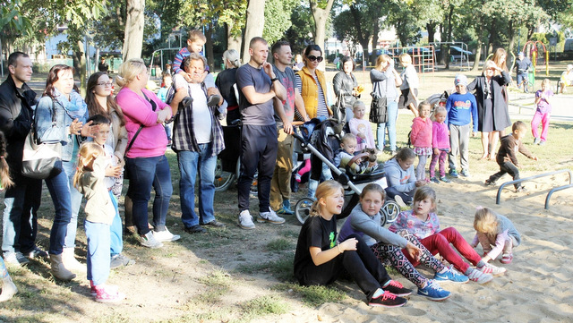 Mieszkańcy z zainteresowaniem oglądali pokaz