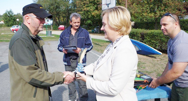 Bogdan Drozdalski ze Strzelina złowił 5,5 kg ryb i zajął I miejsce w zawodach wędkarskich (fot. UMiG Strzelin)