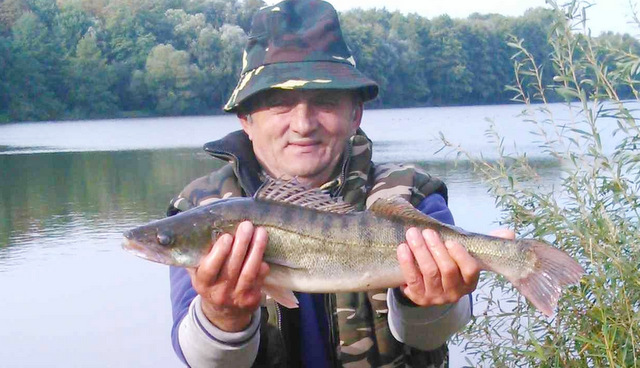 Tadeusz Łysakowski złowił okazałego sandacza, co dało mu I miejsce w zawodach