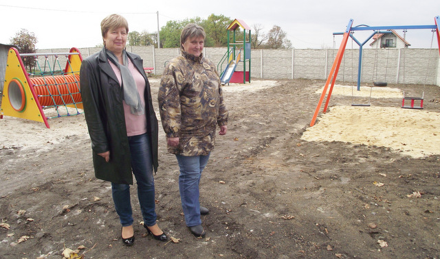 Po nowo urządzonym placu zabaw oprowadziły naszego dziennikarza sołtys Bogusława Cymbaluk (z prawej) i członek rady sołeckiej Krystyna Lubecka