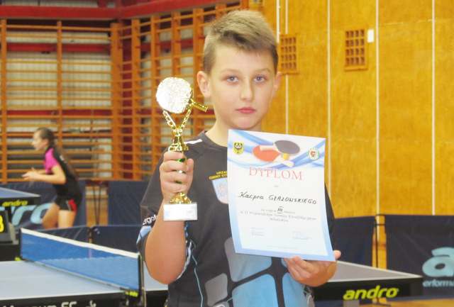 Kacper Głazowski z pucharem za trzecie miejsce