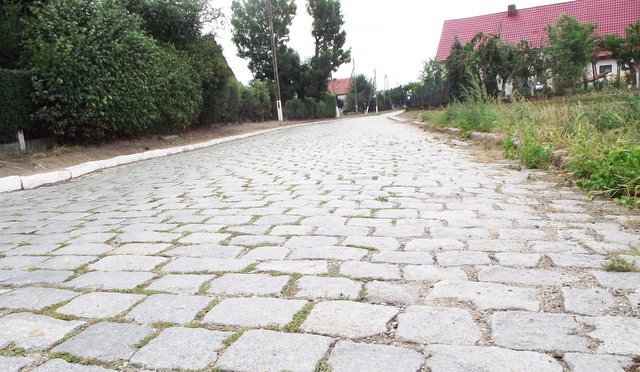 Przejeżdżające po kostce kamiennej tiry powodują nieznośny hałas