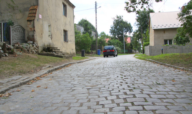 Fragment remontowanej nawierzchni drogi brukowej w Strużynie