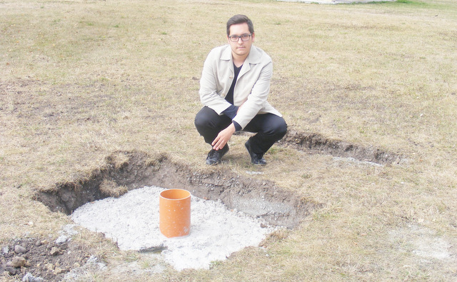 Radny Rady Miejskiej Strzelina, Damian Serwicki, pokazuje miejsce, w którym na Osiedlu Piastowskim powstanie park linowy