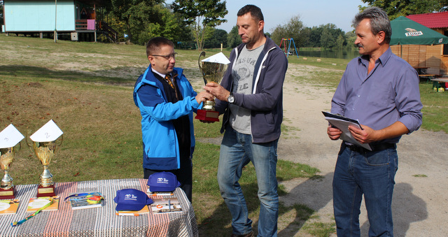 Puchar zwycięzcy zawodów, Jarosławowi Ziółko, wręczył starosta Marek Warcholiński, obok Stanisław Pychowski