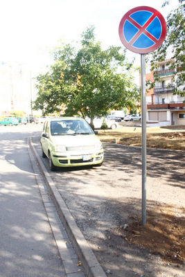 Niedawno został zamontowany znak zakazu zatrzymywania się, co zmniejszyło ilość miejsc parkingowych