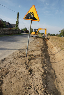 Wzdłuż ul. Miodowej prowadzone są prace ziemne związane z budową rowu odwadniającego