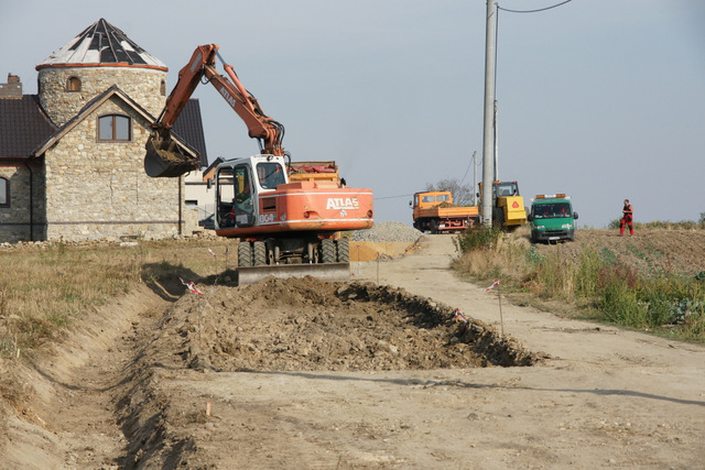 Zakres prac na ul. Sosnowej jest znacznie poważniejszy, gdyż obejmuje, oprócz odwadniającego rowu, również budowę 260 metrowego odcinka drogi asfaltowej 