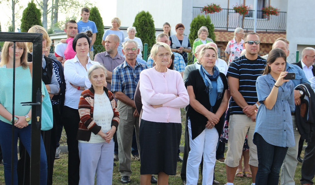 Ważne wydarzenie i ładna pogoda sprawiły, że na otwarcie świetlicy przyszło sporo mieszkańców