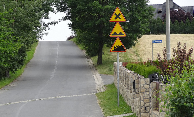 Podjazd ul. Miodową w kierunku Gościęcic jest bardzo stromy. Widoczny znak zmusza do ustąpienia pierwszeństwa pojazdowi, który nadjeżdża z prawej (niewidocznej) strony - ul. Jaśminowej