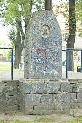 Urząd Miasta i Gminy w Strzelinie informuje, że nie wiadomo co dokładnie upamiętnia zaniedbany pomnik