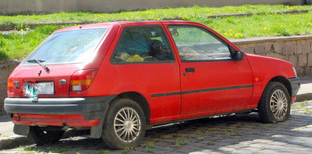 Na parkingu przed marketem EKO w Strzelinie stoi jasnoniebieska skoda felicia