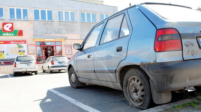 Na parkingu przed marketem EKO w Strzelinie stoi jasnoniebieska skoda felicia