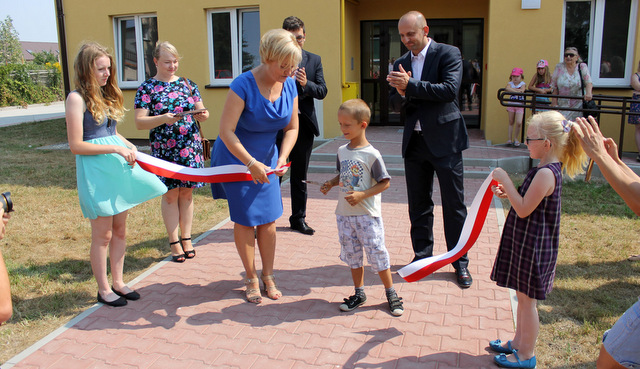 Wstęgę przecina burmistrz Dorota Pawnuk