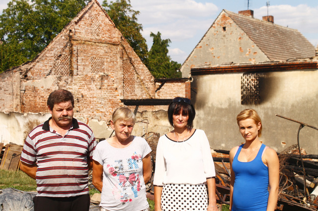 Poszkodowani w pożarze (od lewej Feliks i Krystyna Sarnowie) mogą liczyć na pomoc mieszkańców wsi i gminy. Obok nich na zdjęciu radna Wioleta Piątek (biała koszulka)  i sołtys Ewelina Czerniak