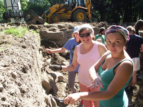 Ponad 20-osobowa grupa z Instytutu Archeologii Uniwersytetu Wrocławskiego prowadzi badania na szczycie Gromnika