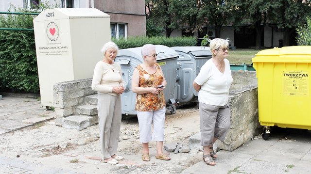 Mieszkańcy samodzielnie wynosili kamienie, aby bezpiecznie przechodzić do pojemników