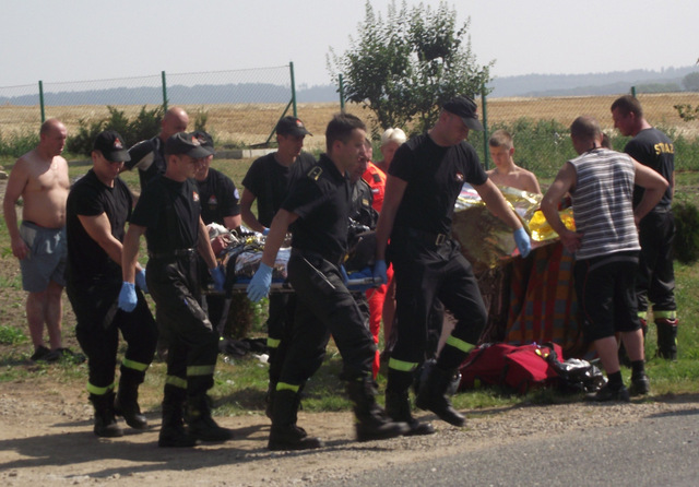 61-letniego mężczyznę przeniesiono na noszach do śmigłowca i przetransportowano do szpitala