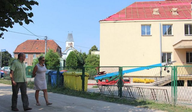 Remont dachu SP w Białym Kościele obejmuje m.in. przemurowanie ceglanych  kominów