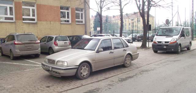 Mimo znaku zakazu wielu rodziców zatrzymuje się na chodniku, uniemożliwiając wyjazd pojazdem zaparkowanym przy budynku