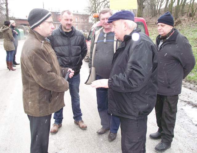 Problem z drogą zgłosił staroście, Markowi Warcholińskiemu, również sołtys Wąwolnicy Andrzej Harhala (z prawej)